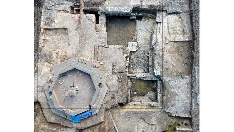 fot. 1. Zasięg kompleksu pomieszczeń odsłoniętych w trakcie badań archeologicznych na środku cieszyńskiego Rynku. Fot. Mikołaj Ostrowski PPS Invictus.